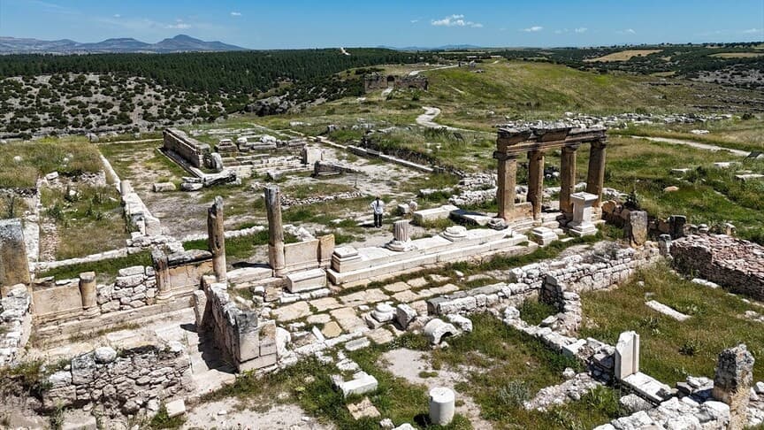 Blaundos'taki rahiplerin kutsal alanı arkeolojik kazıyla ortaya çıkıyor