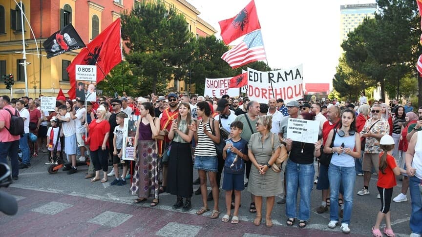 Arnavutluk'ta Zvernec'teki turizm projesine karşı protestolar 17. günde devam ediyor