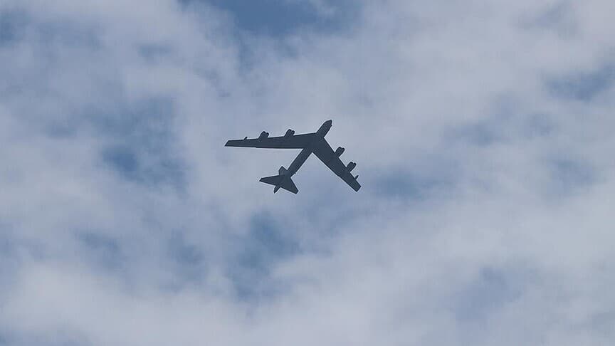 California'da düşen B-52 uçağındaki 8 kişinin hayatını kaybetmiş olabileceği bildirildi