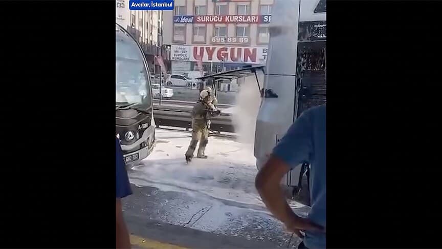 Avcılar'da metrobüs motorunda yangın çıktı, itfaiye söndürdü