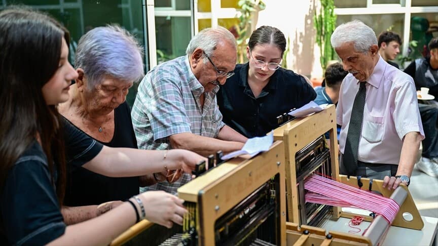 Öğrenciler huzurevi sakinleriyle dokuma etkinliği düzenledi