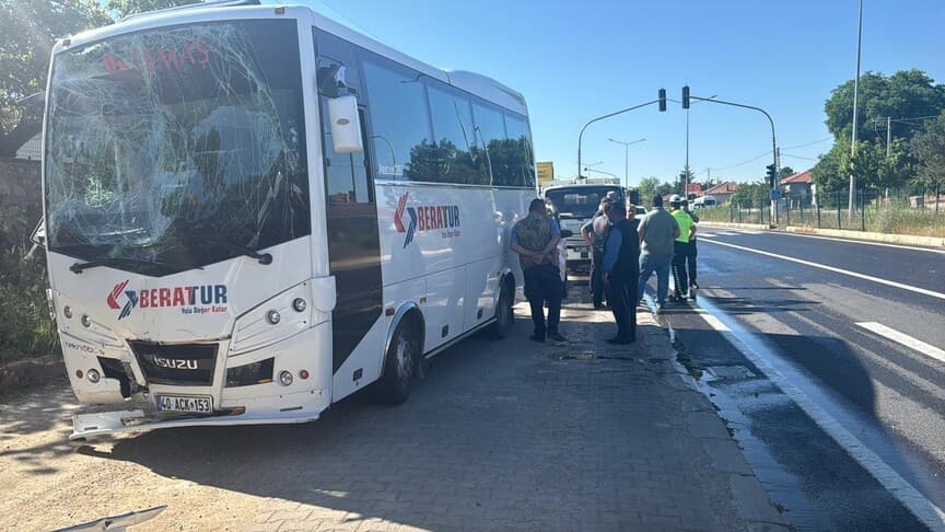 Kırşehir'de işçi servisleri çarpıştı, 42 kişi yaralandı