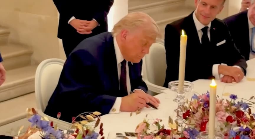 Trump, İran ile mutabakat zaptını Versay'da imzaladı