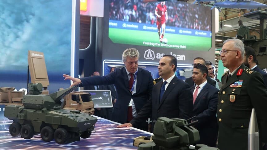 Bakan Kacır, Fransa'daki Eurosatory Fuarı'nda Türk firmalarını inceledi