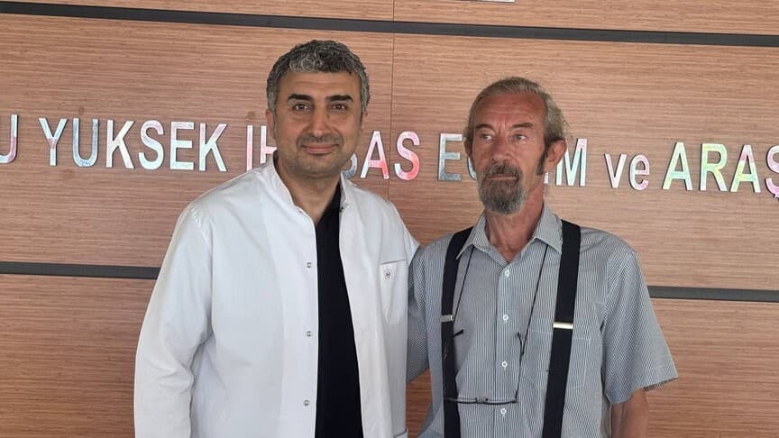 Şah damarındaki hassasiyet nedeniyle kalbi duran hasta başarılı bir operasyonla iyileşti