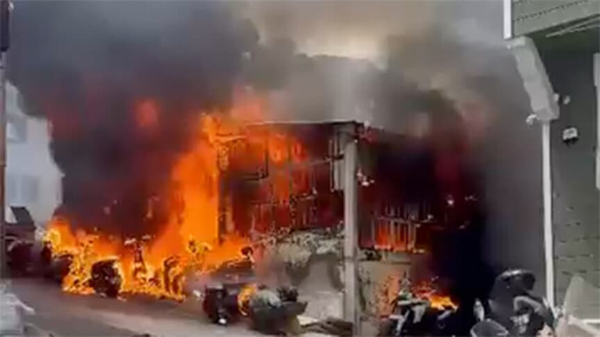 İstanbul'da motosiklet tamirhanesinde yangın çıkıyor