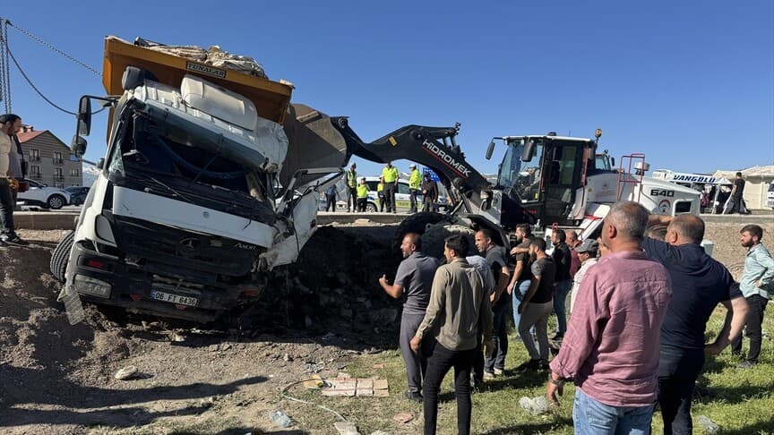 Hakkari'de kamyon ve minibüs çarpıştı, 3 ölü 2 yaralı