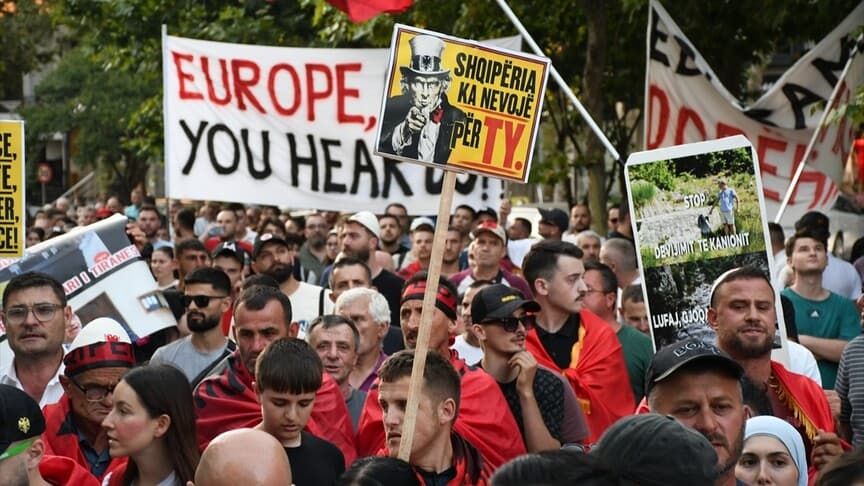 Arnavutluk'ta Zvernec'teki turizm projesine karşı protestolar 19. gününde devam ediyor