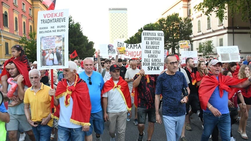 Arnavutluk'ta Zvernec'teki turizm projesine karşı protestolar 20. gününde devam ediyor