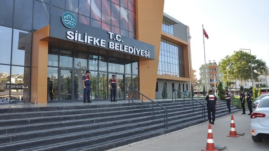 Silifke Belediye Başkanı Turgut ve 17 kişi gözaltına alındı