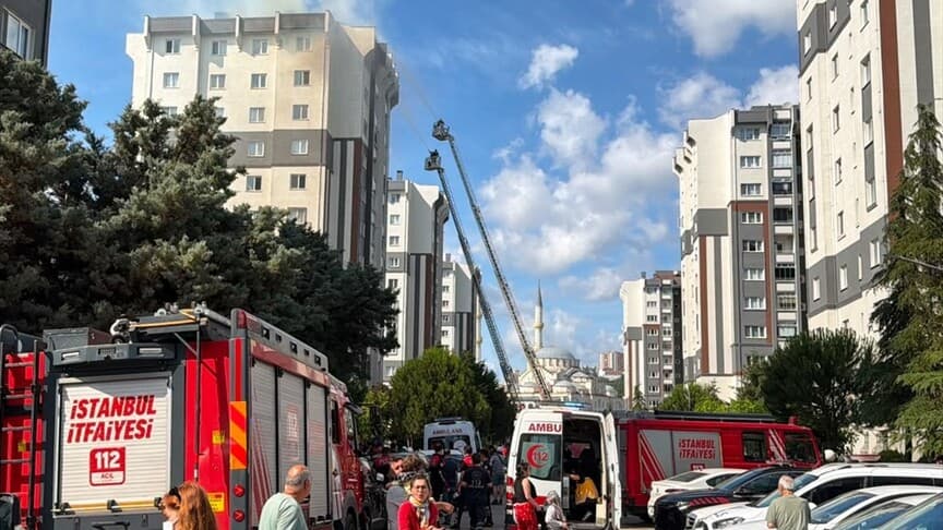 Küçükçekmece'de çatıda yangın: 10 kişi hastaneye kaldırıldı
