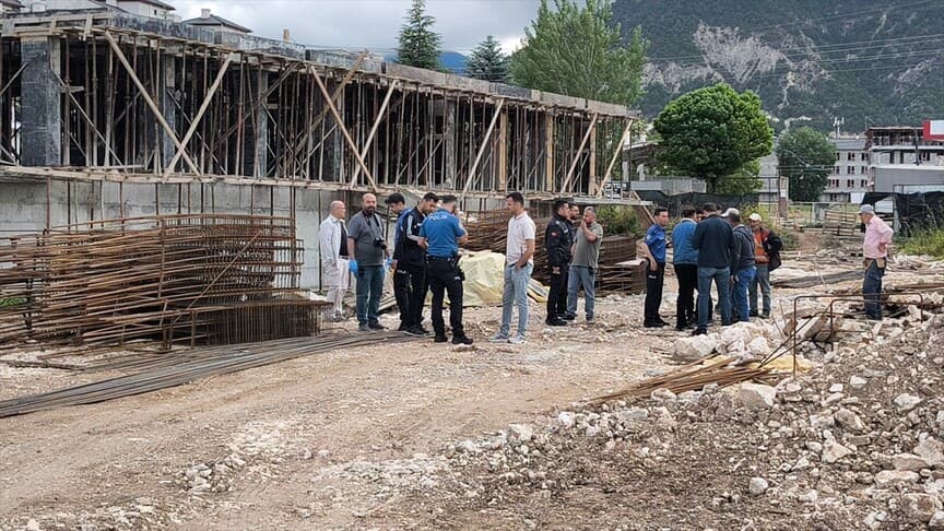 Kütahya'da inşaat iskelesinin çökmesi sonucu 2 işçi hayatını kaybetti, 2 işçi yaralandı