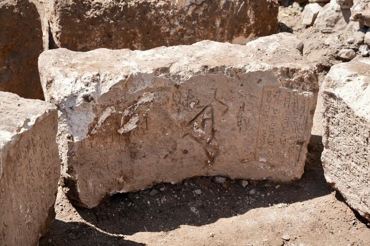Mardin'de tarihi taş bloklarda 722 yılına ait yazıt bulundu