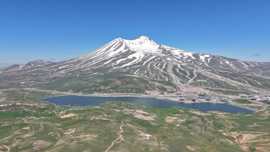 Erciyes'teki Tekir Göleti kar sularıyla yeniden doldu