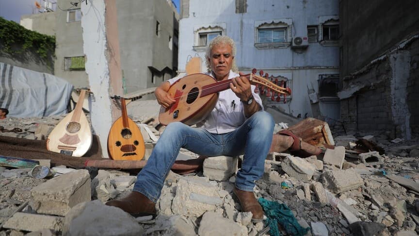 Gazzeli sanatçı Ebu Şaviş, müzik aletleriyle umutları yeşertiyor