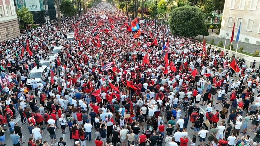 Arnavutluk'ta Zvernec'teki turizm projesine karşı protestolar 21. gününde devam ediyor