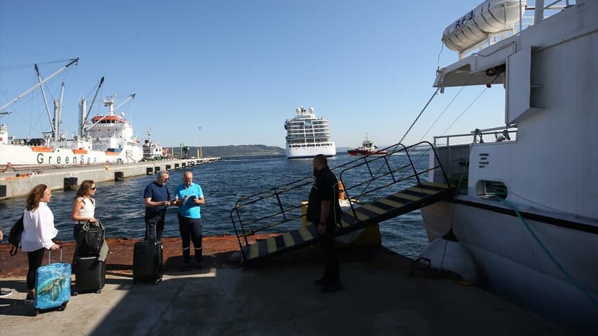Çanakkale ile Limni Adası arasında feribot seferleri başladı