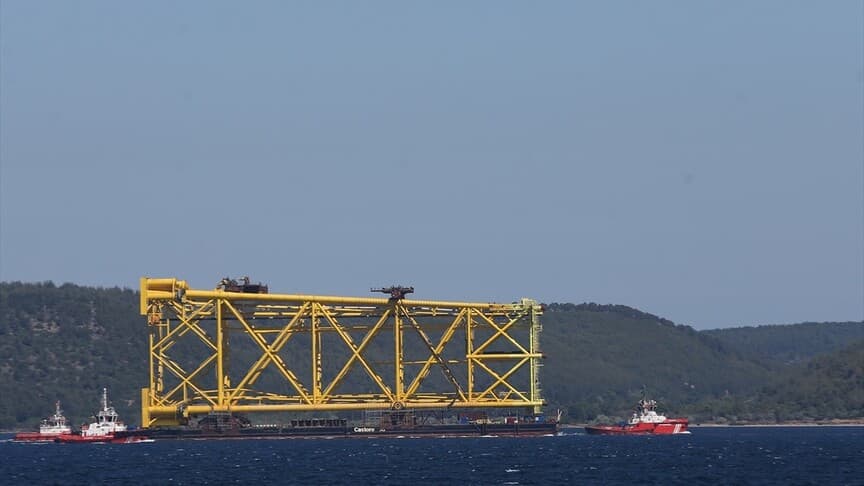 Çanakkale Boğazı'ndan doğal gaz boru hattı döşeme platformu geçti