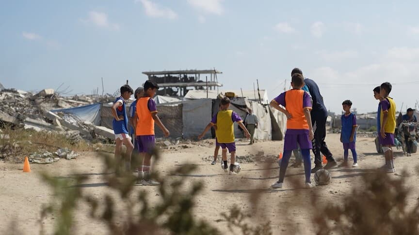 Gazze'de futbolcular, zorluklara rağmen futbol tutkusunu sürdürüyor