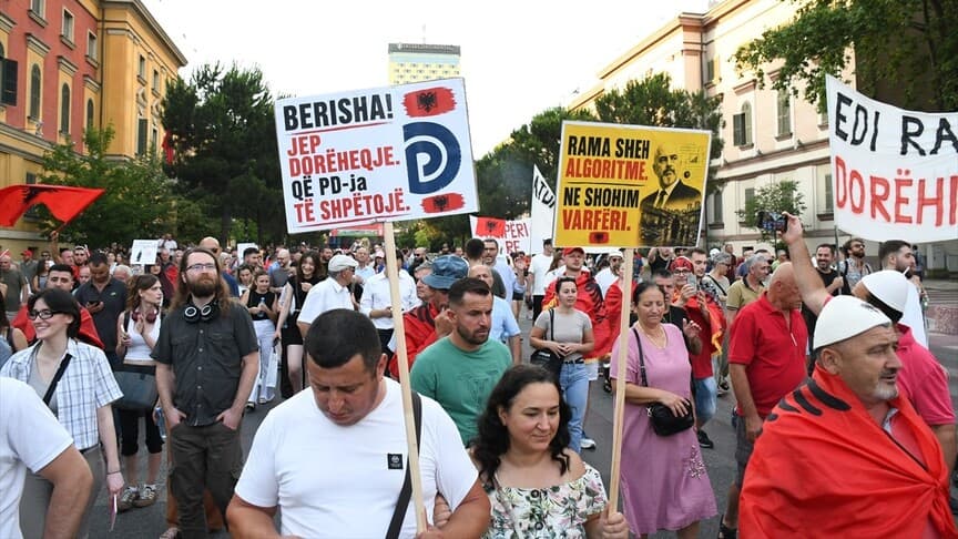 Arnavutluk'ta Zvernec'teki turizm projesine karşı protestolar devam ediyor