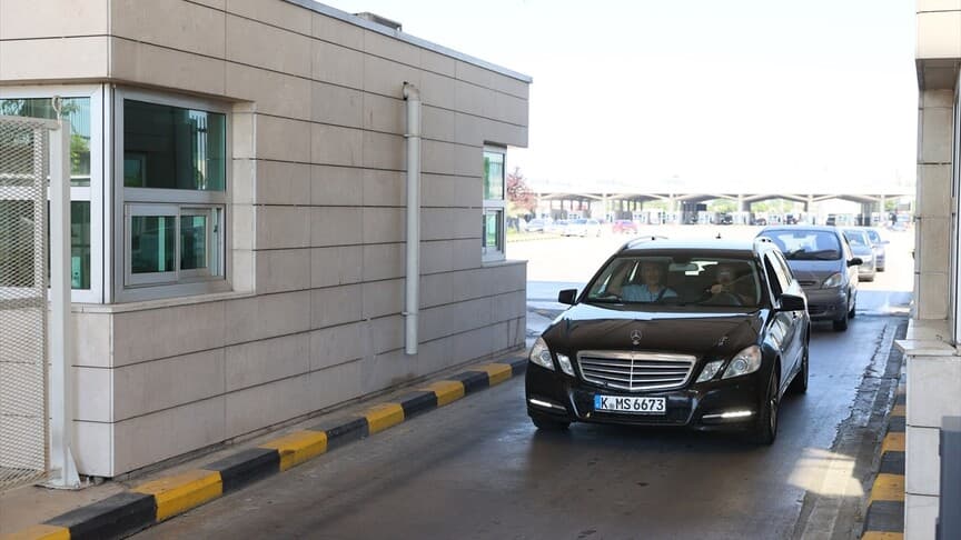 Yurt dışında yaşayan Türkler Türkiye'ye dönüyor