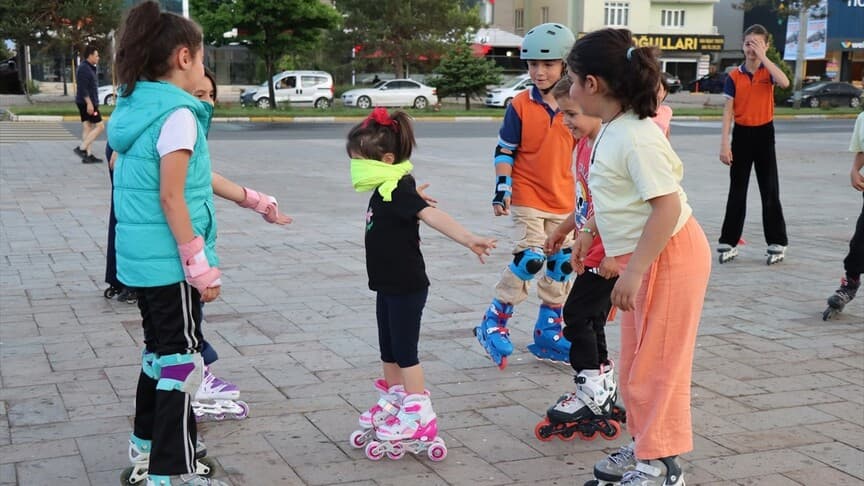 Ergan'daki çocuk kayakçılar yazın patenle antrenman yapıyor