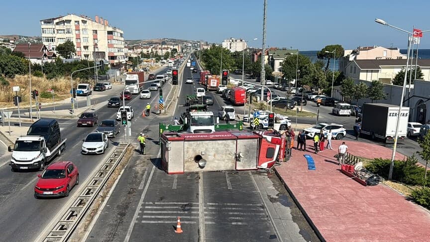 Büyükçekmece'de itfaiye aracı otomobille çarpıştı, devrildi