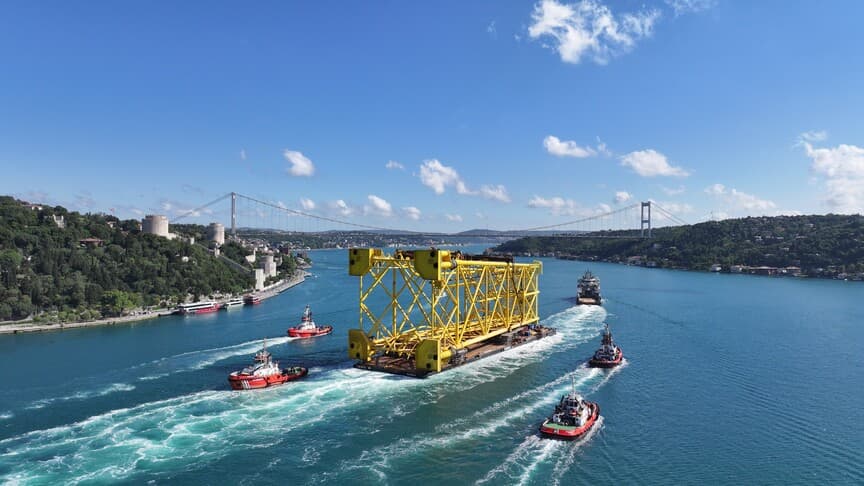 CASTRO XI, İstanbul Boğazı'ndan geçerek doğal gaz boru hattı döşeme çalışmalarına katıldı