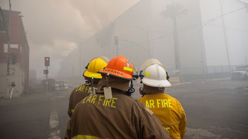 Los Angeles'taki soğuk gıda deposundaki yangın bir haftadır devam ediyor