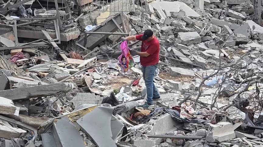 Lübnan'ın Nebatiye kentinde aileler yıkım sonrası anılarını kurtarmaya çalışıyor
