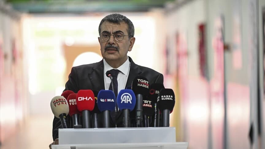 Bakan Tekin, yaz aylarında çocukların kitap okumalarını önerdi