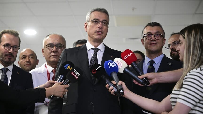 Bakan Memişoğlu, yerli kalp-akciğer makinesi ile ameliyat edilen hastayı ziyaret etti