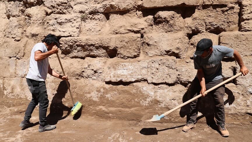 Harran'daki kazılarda Kadir ve Cemal Demir kardeşler tarihi mirası gün yüzüne çıkarıyor