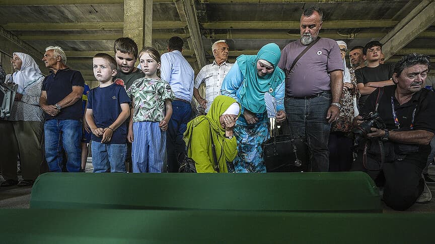 Srebrenitsa Soykırımı'nda 10 cenaze gözyaşlarıyla toprağa verildi