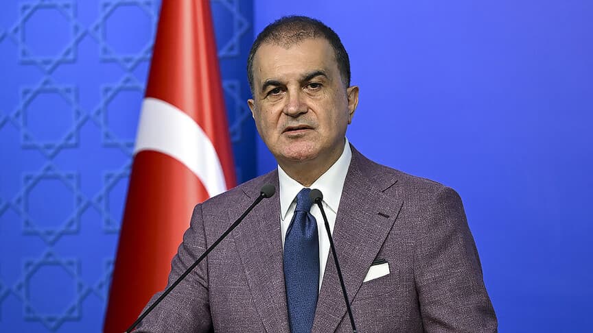 Çelik'ten mezuniyet töreninde ayet yazılı pankartın kapatılmasına tepki