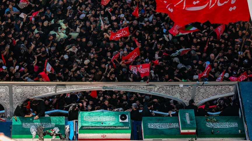 Meşhed'de ABD saldırısında ölen eski İran lideri Hamaney için cenaze töreni yapıldı