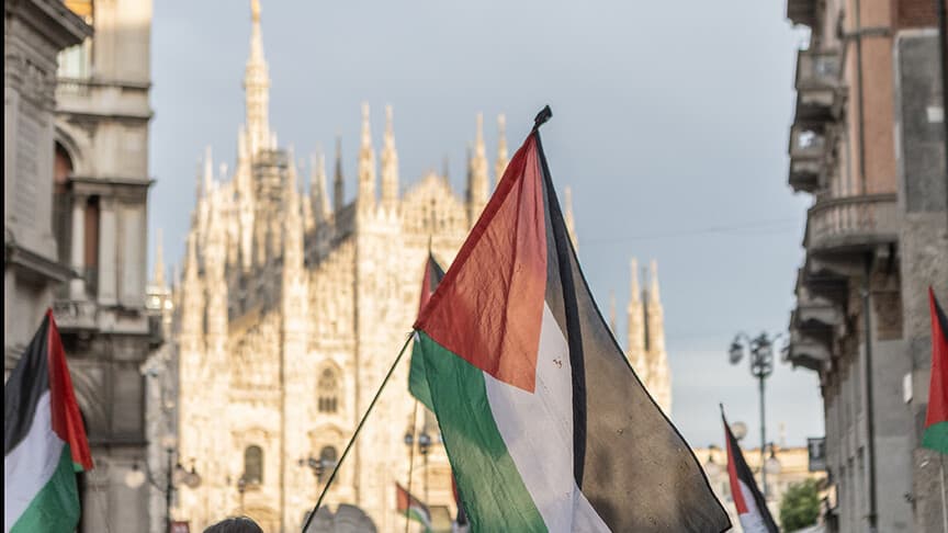 Milano'da bir kişi, Filistin bayrağı renkli paraşütle Duomo Katedrali'nden atladı