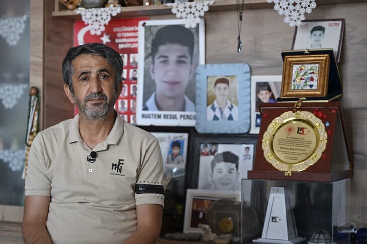 Şehit babası Necmi Perçin'in tesellisi Türk bayrağı
