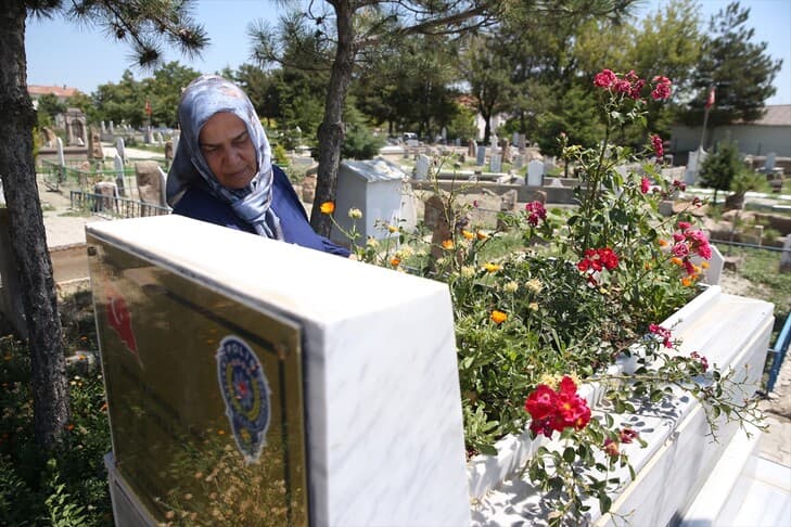 Şehit polis Kübra Doğanay'ın annesi her cuma mezarını ziyaret ediyor