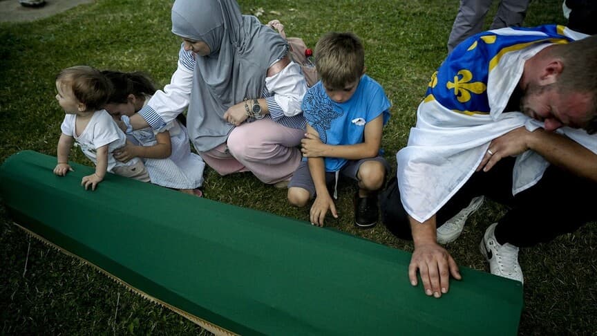 Srebrenitsa'da 1995 soykırımı kurbanlarından 10'unun cenazesi anıt mezarlığa taşındı