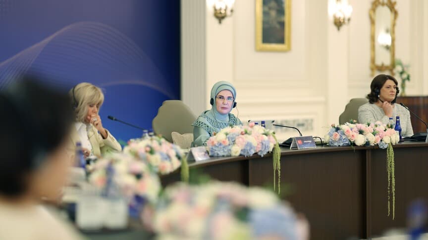 Emine Erdoğan, NATO'da lider eşleriyle çocuklar ve teknoloji konusunu tartıştı