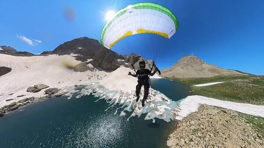 Erzincan'da kayak ve yamaç paraşütü gösterisi yapıldı
