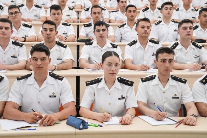 Deniz Harp Okulu, deniz subayları yetiştiriyor