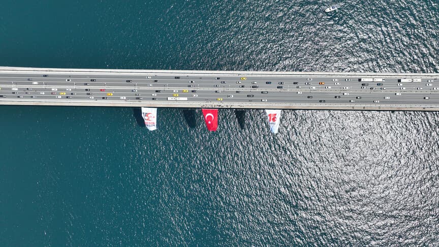 İstanbul Boğazı'ndaki köprülere 15 Temmuz için Türk bayrağı asıldı