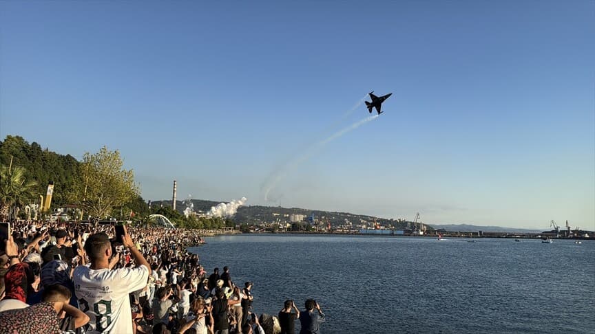 SOLOTÜRK, Zonguldak'ta akrobasi gösterisi gerçekleştirdi