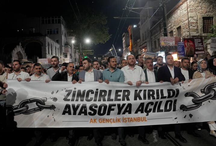 AK Parti Gençlik Kolları, Ayasofya'nın ibadete açılışını kutladı