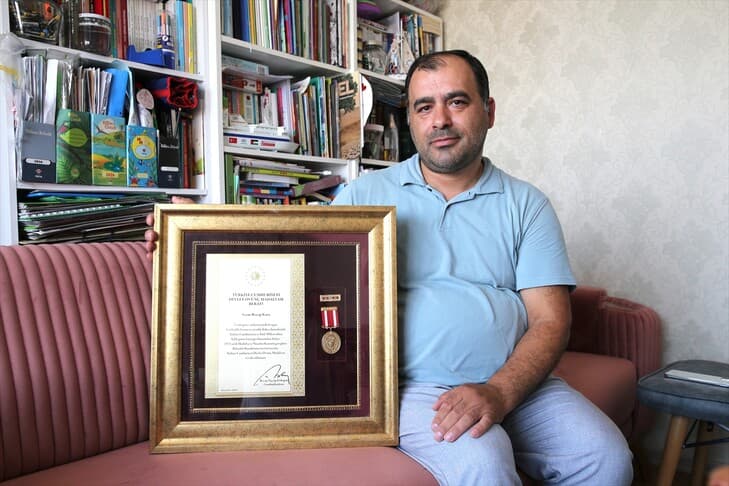 15 Temmuz gazisi tankların önünde durarak o gecenin unutulmamasını istiyor