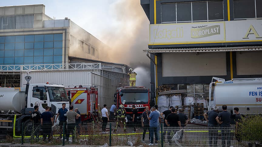 Ankara'da bir depoda yangın çıkıyor, itfaiye müdahale ediyor