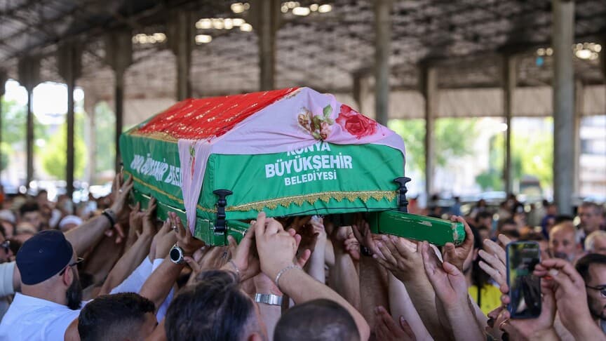 Konya'da Kırmızılı Kadın olarak bilinen Sultan Özcan hayatını kaybetti