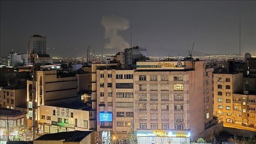 İran'ın güneyindeki Buşehr ve Aseluye kentlerinde patlama sesleri duyuldu